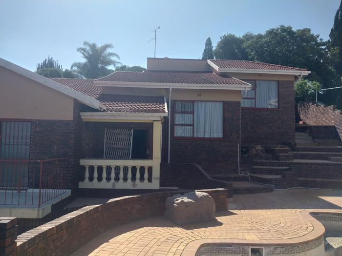 Glenvista House For Sale: 3 Bedrooms, balcony, entertainment area, double garage.
