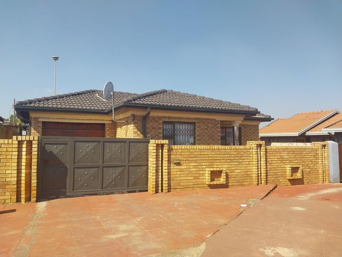 5-Bedroom House for Sale in Vosloorus Ext 7 with Garage and Secure Yard.