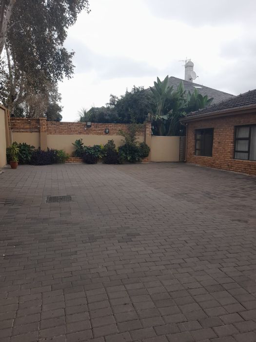 2-Bedroom House To Rent in Greenside with parking, close to amenities and nature.