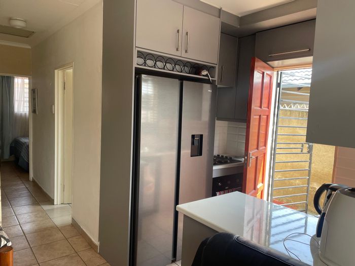 Riverside View House For Sale: 3 Beds, 1 Bath, Large Yard, 4 Parking Spaces.