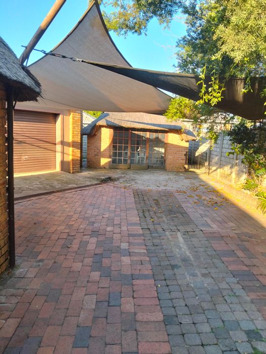 For Sale: Moffat View House with 3 beds, 2 baths, pool, and income flatlets.