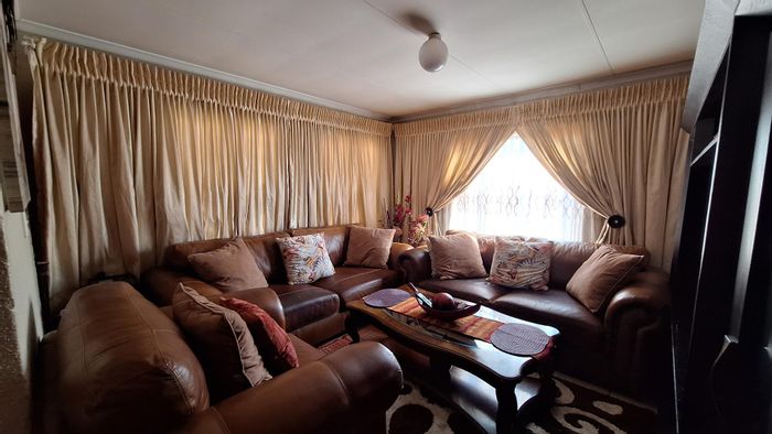 For Sale: House in Olievenhoutbosch with 3 bedrooms, spacious yard, and carport.