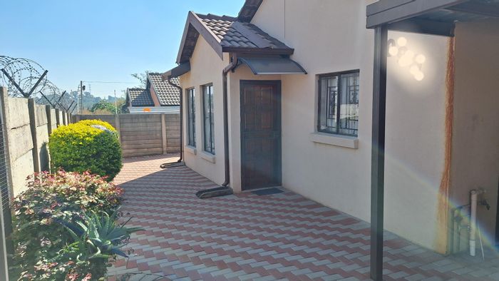 For Sale: House in Olievenhoutbosch with 3 bedrooms, spacious yard, and carport.