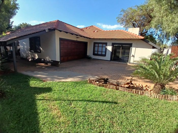 Heatherview House For Sale: 3 bedrooms, borehole, solar energy, double garage.