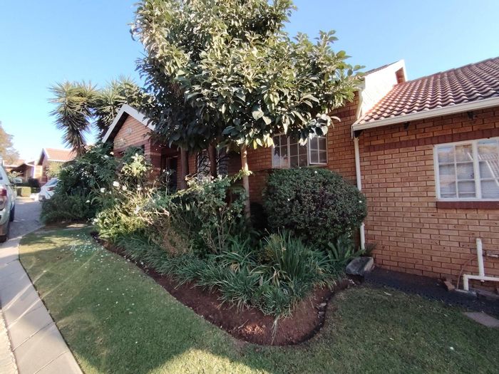 For Sale: Clubview Townhouse with 3 bedrooms, garden, garage, and secure complex.