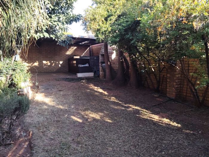 For Sale: Clubview Townhouse with 3 Bedrooms, Garage, and Garden Access.