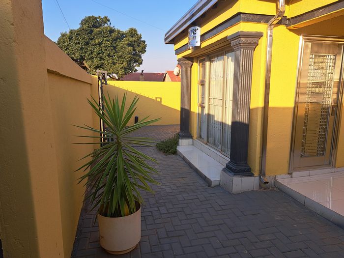 House for Sale in Protea Glen: 3 beds, 3 baths, double garage, separate cottage.