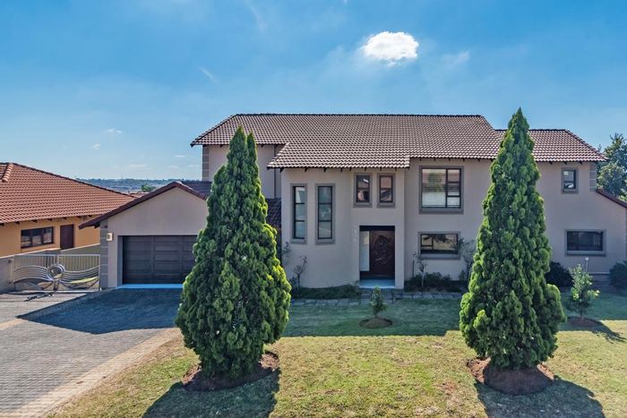 For Sale: House in Crescent Wood Country Estate with indoor pool, solar system, and 5 bedrooms.
