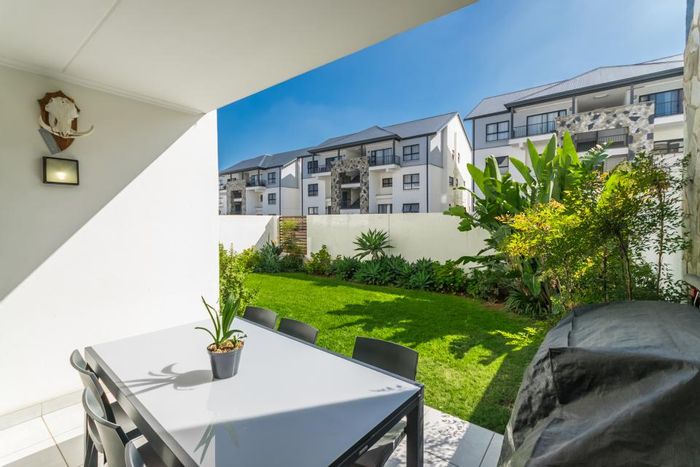 Crowthorne AH Apartment For Sale: 3 beds, gym, pool, secure lifestyle center.
