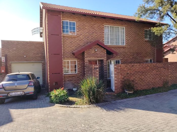 For Sale: Apartment in The Reeds with garden, pool access, and secure parking.