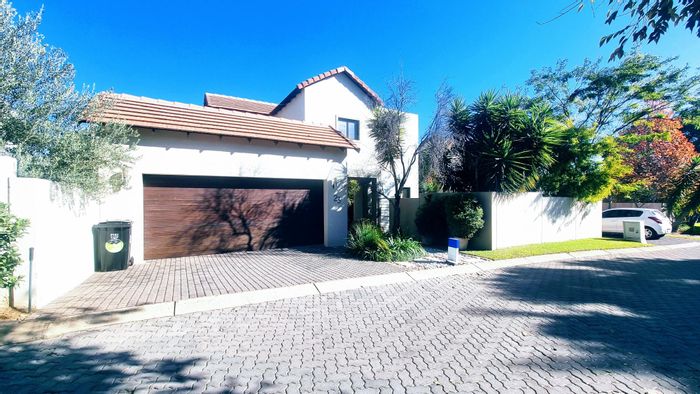 Broadacres House For Sale: 3 beds, air conditioning, double garage, covered patio.