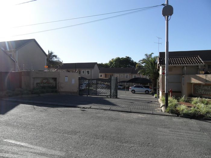Kew Townhouse For Sale: 3 beds, pool, security, near schools and shopping.