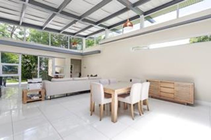 Hurlingham House To Rent: 3 bedrooms, ensuites, spacious kitchen, parking for 4.