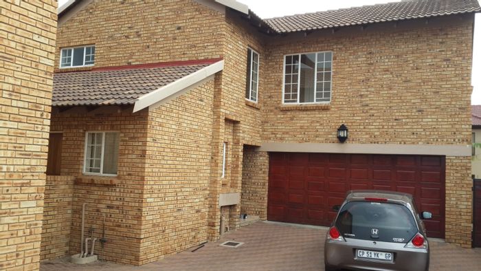 For Sale: House in Thatchfield Crescent with 3 beds, study, patio, and garages.