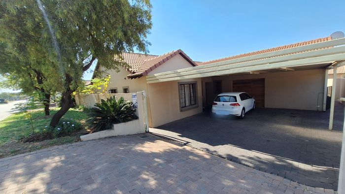 For Sale: House in Thatchfield Hills with security, cottage, and spacious living areas.