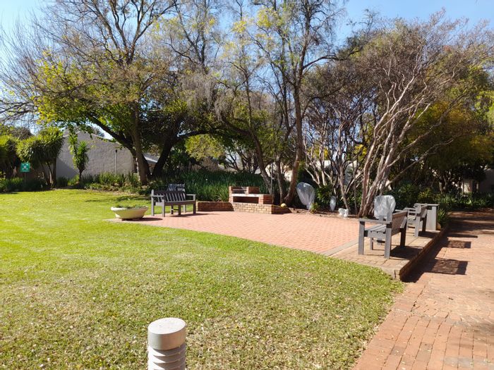 Die Hoewes Townhouse For Sale: 3 bedrooms, pool, gardens, family-friendly environment.