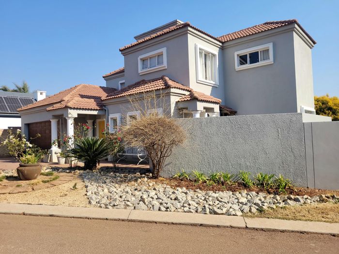 For Sale: 4-Bedroom House in Centurion Golf Estate with Golf Course Views and Amenities.