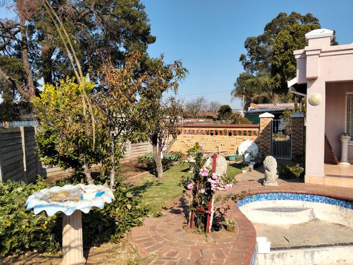 Roseacre House For Sale: 3 beds, 2 baths, pool, flatlets, secure parking.