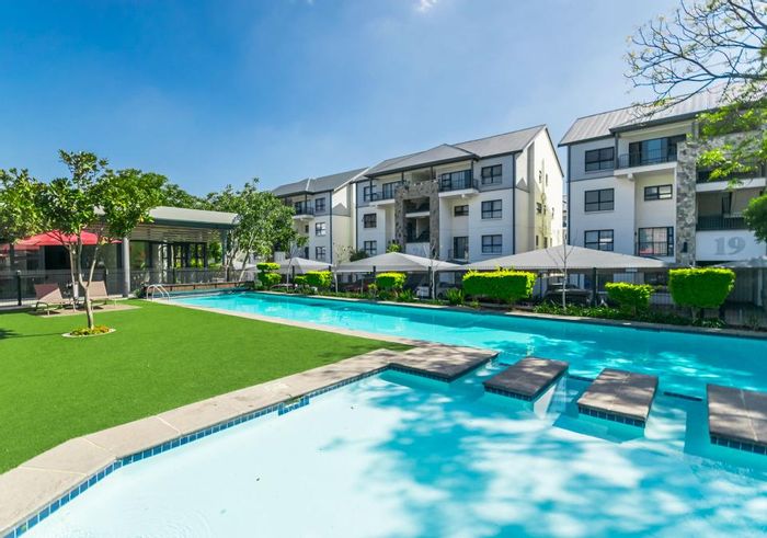 For Sale: Apartment in Crowthorne AH with gym, pools, and secure complex.