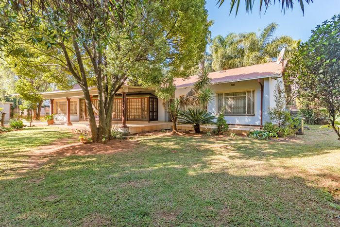 For Sale: Meyerspark House with 6 bedrooms, pool, and spacious garden.