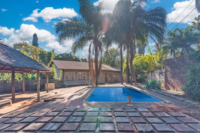 For Sale: Meyerspark House with 6 bedrooms, pool, garden, and ample parking.