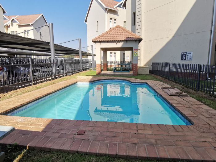 Townhouse for Sale in Kosmosdal: 2 beds, loft, clubhouse, pools, parks.