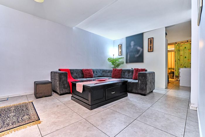 Killarney Apartment For Sale: 1 Bed, communal garden, secure parking, near malls.