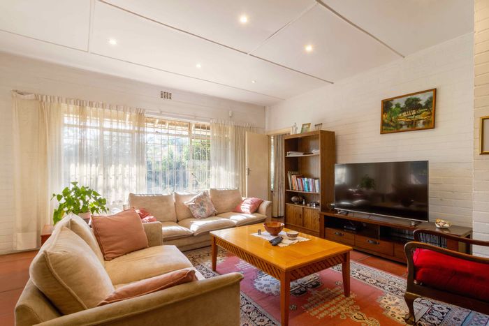 Bramley House For Sale: Spacious home with garden, pool, and redevelopment potential.