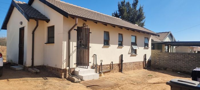 Kya Sands House For Sale: 3 Bedrooms, 2.5 Bathrooms, spacious yard, near Cosmo Mall.