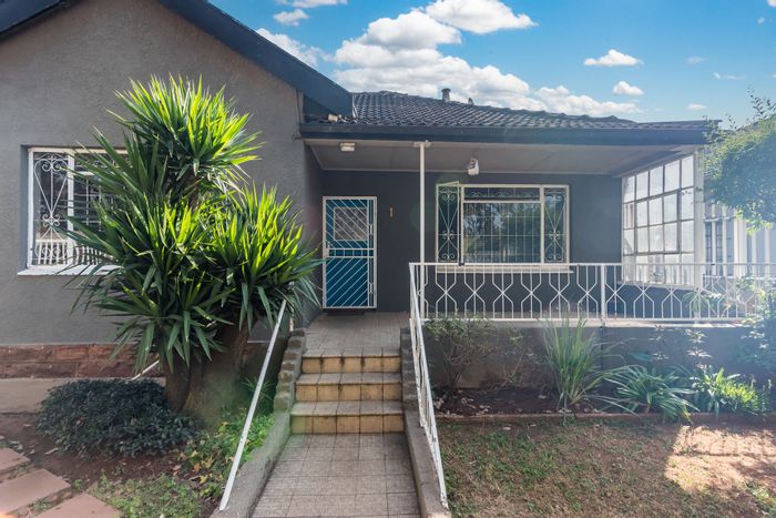 Kensington House For Sale: Versatile 3-4 Bedrooms, Ideal for Families or Business.