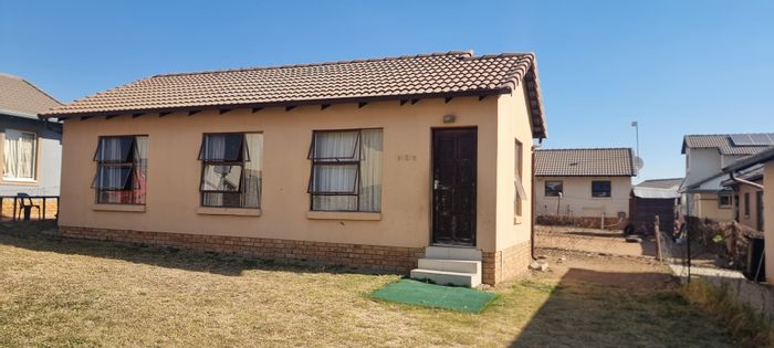 For Sale: House in Bloubosrand, 3 bedrooms, open-plan living, spacious yard.
