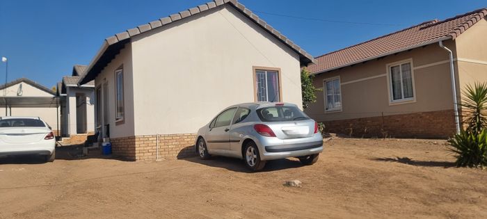 Bloubosrand House For Sale: 2 Bedrooms, 24-hour security, near malls and transport.