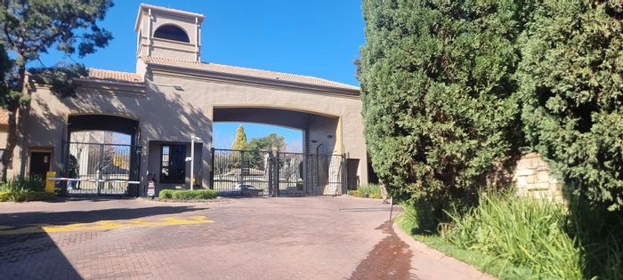 Pineslopes Apartment For Sale: Ground-floor, private garden, clubhouse, pool, 24-hour security.