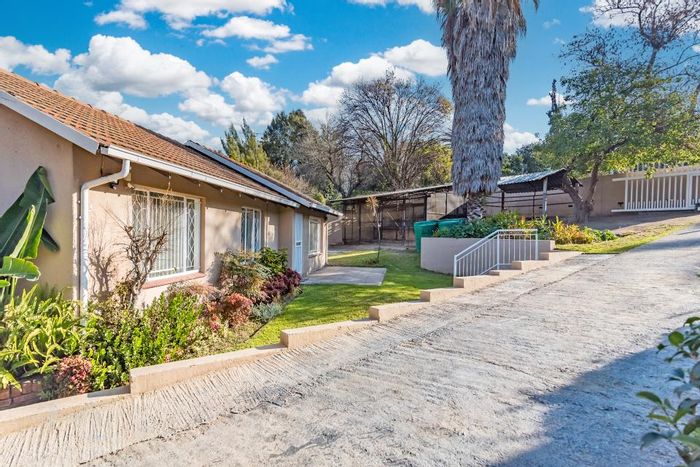 Sundowner House For Sale: 3 Bedrooms, 2 Bathrooms, 4-Car Garage, Spacious Garden.