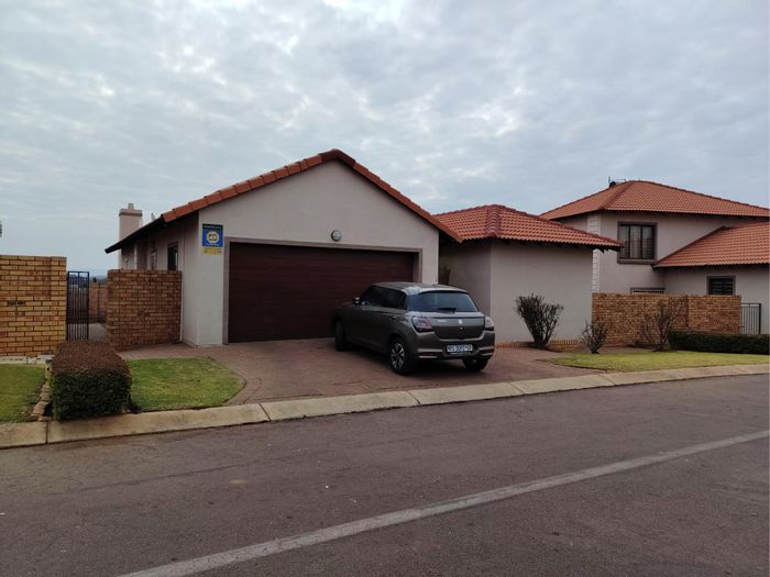 For Sale: House in Monavoni with 3 beds, secure estate, and backup power.