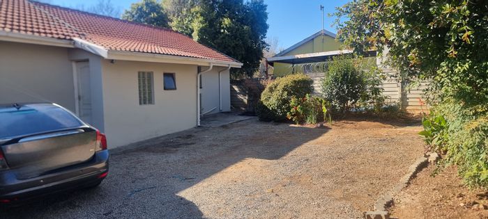 For Sale: Bloubosrand House with 5 income-generating cottages and ample parking.