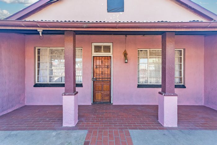 Kenilworth House For Sale: 3 bedrooms, flatlet, open plan living, secure parking.