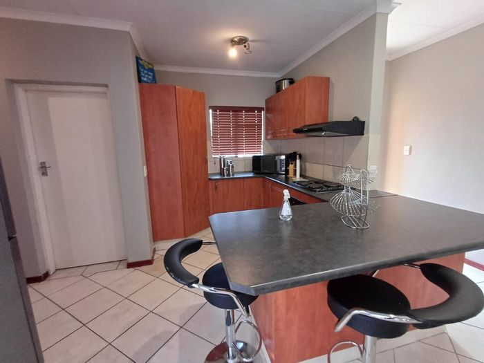 Bendor Townhouse For Sale: 3 Bedrooms, Double Garage, Secure Complex Amenities.