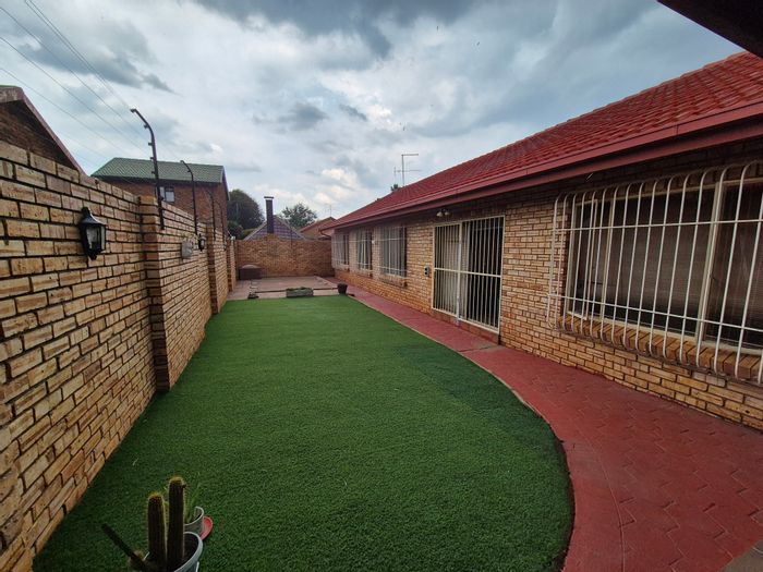 Eldoraigne House For Sale: 3 Bedrooms, Pool, Garden, Pet-Friendly, Convenient Location.