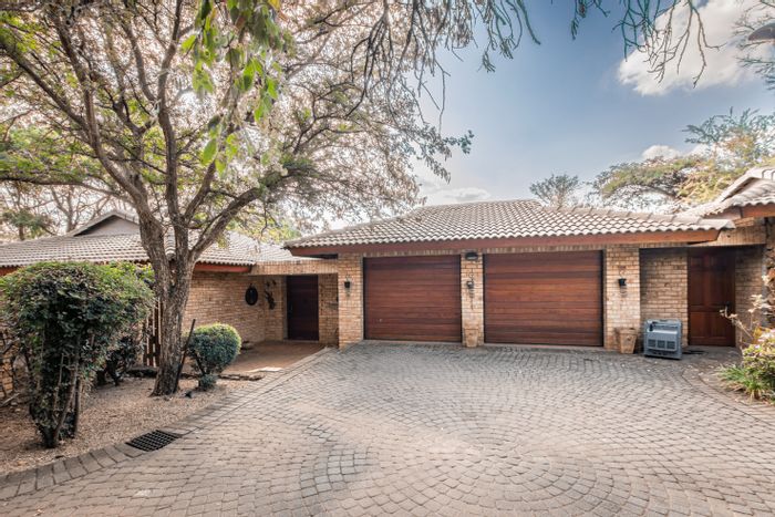 For Sale: House in Poortview with 3 bedrooms, garden, and staff accommodation.