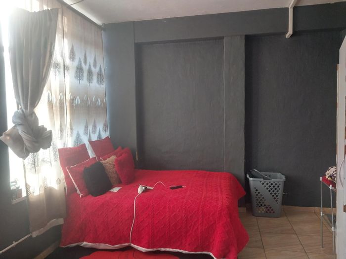 For Sale: Apartment in Johannesburg Central with secure parking and concierge service.