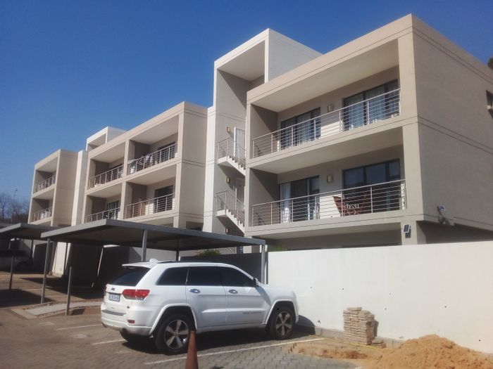 Edenburg Apartment To Rent: 2 beds, balcony, communal pool, secure parking.
