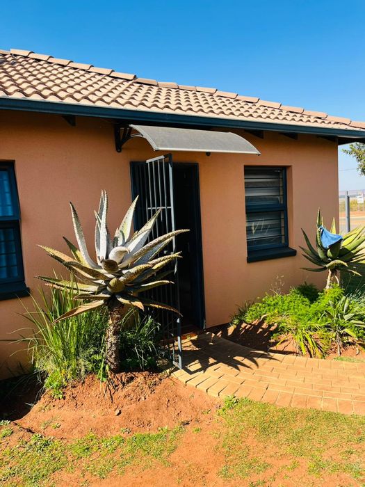 For Sale: 3-bedroom house in Protea Glen with spacious yard and parking.