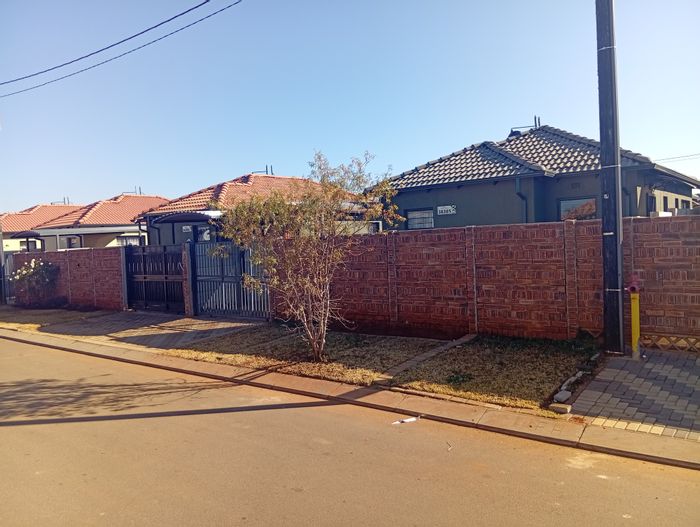 2-Bedroom House For Sale in Protea Glen with yard and carport for 2 vehicles.