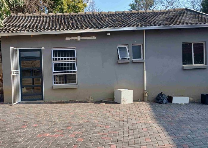 Cottage To Rent in Bloubosrand: 2 bedrooms, pre-paid electricity, double parking.