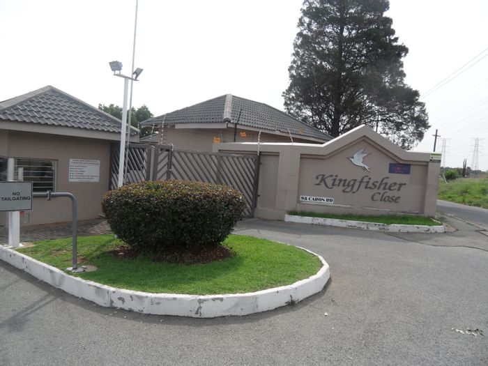 Townhouse To Rent in Rembrandt Park: 1 bed, pool, security, close to amenities.