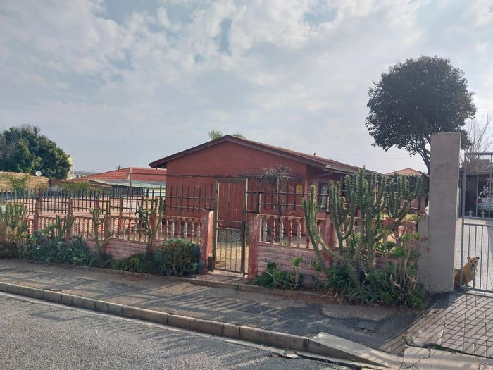 4-Bedroom House For Sale in Sophiatown with garden and secure parking.