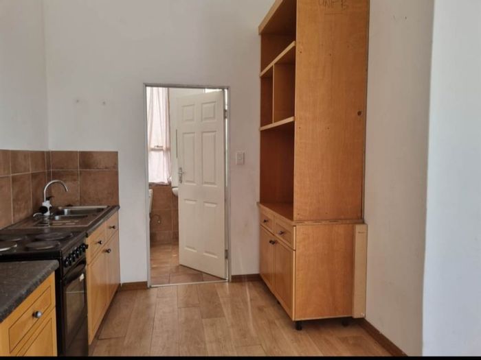 Northcliff Flat To Rent: Private studio with ensuite, kitchenette, and parking.