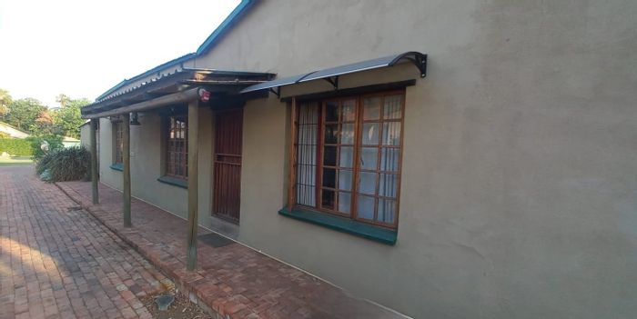 For Sale: Spacious 3-bedroom house in Daspoort with pool, fireplace, and 6 parking spaces.