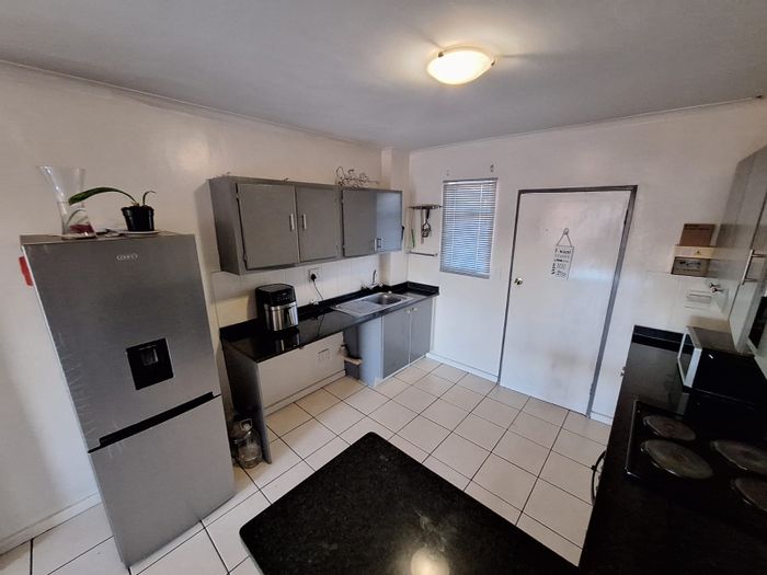 2-Bedroom Apartment with Balcony and Lift Access in Zwartkop, For Sale.
